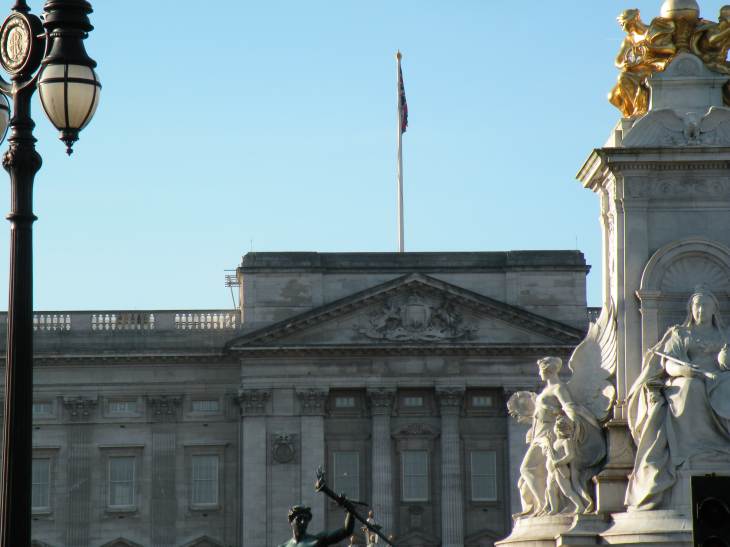  le drapeau de Buckingham Palace (La Reine est dans le palais)